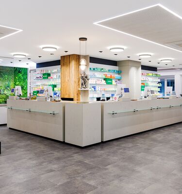Hütten-Apotheke in Siegen-Geisweid Fotoaufnahme des Kassen- und Ladenbereiches der Hütten-Apotheke in Siegen-Geisweid