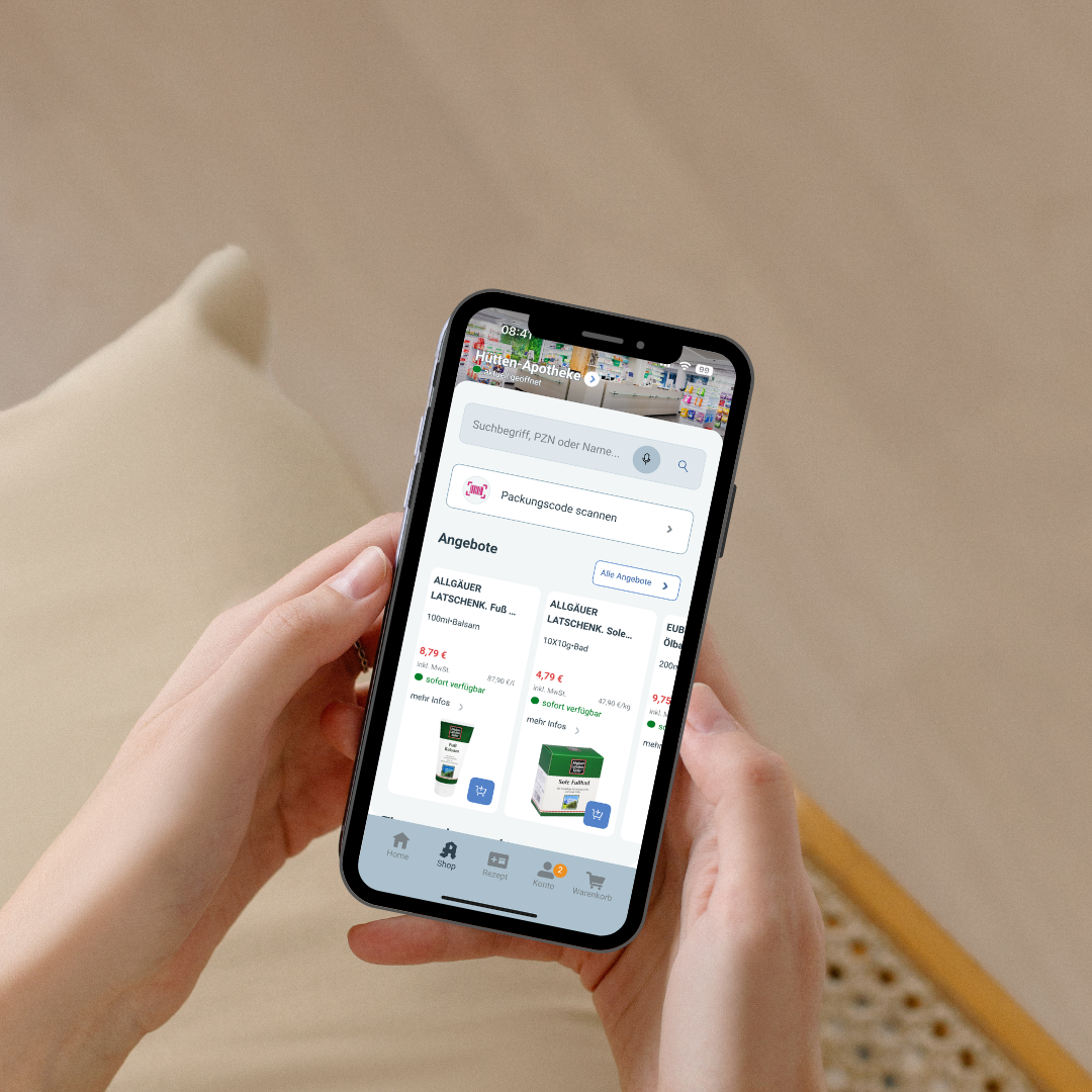 Online-Shop auf dem Smartphone Person bedient auf dem Smartphone den Online-Shop der Hütten-Apotheke